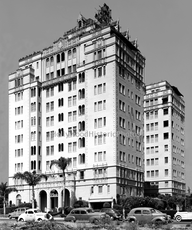El Royale Apartments 1944 450 No. Rossmore Ave.jpg